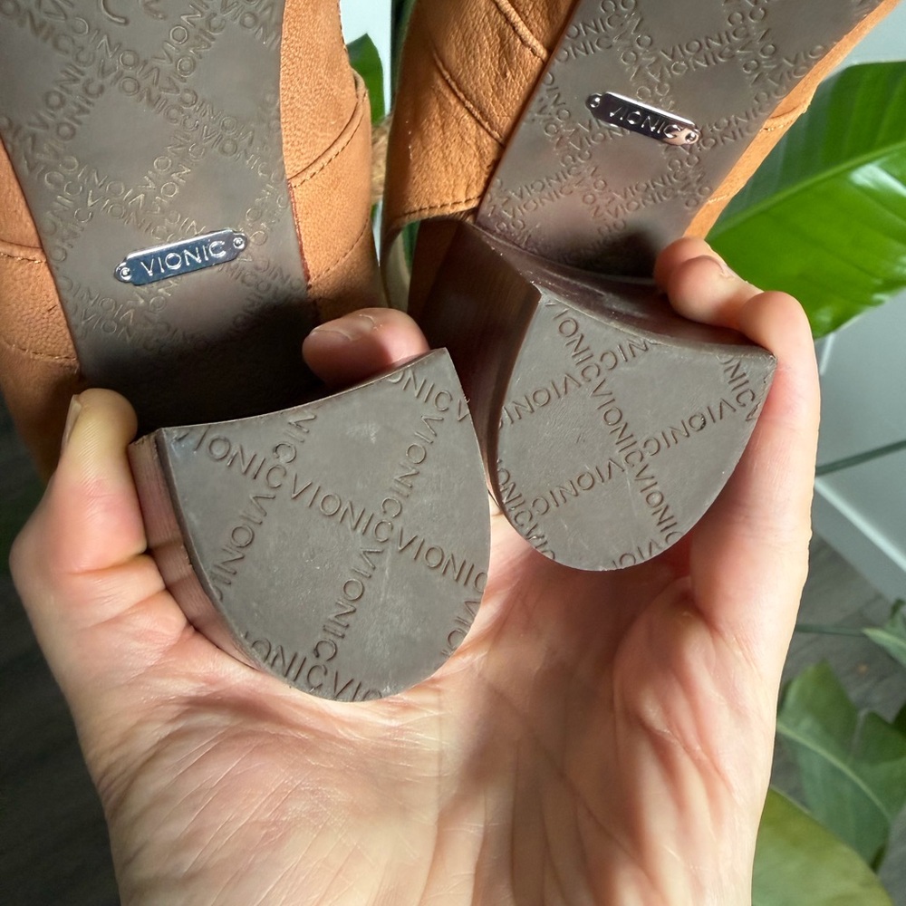 Vionic 382 Carmel tan suede strappy heels heeled sandals - Picture 3 of 8